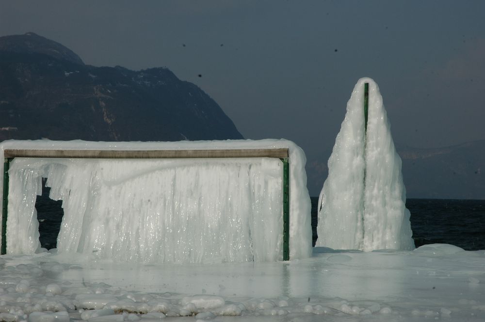 Le Lac du Bourget sous la glace