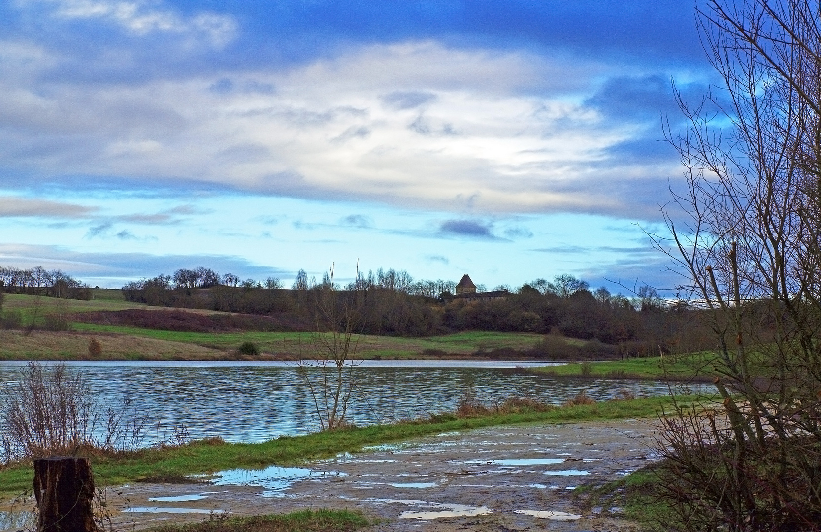 Le lac du Bousquetara en hiver après la pluie