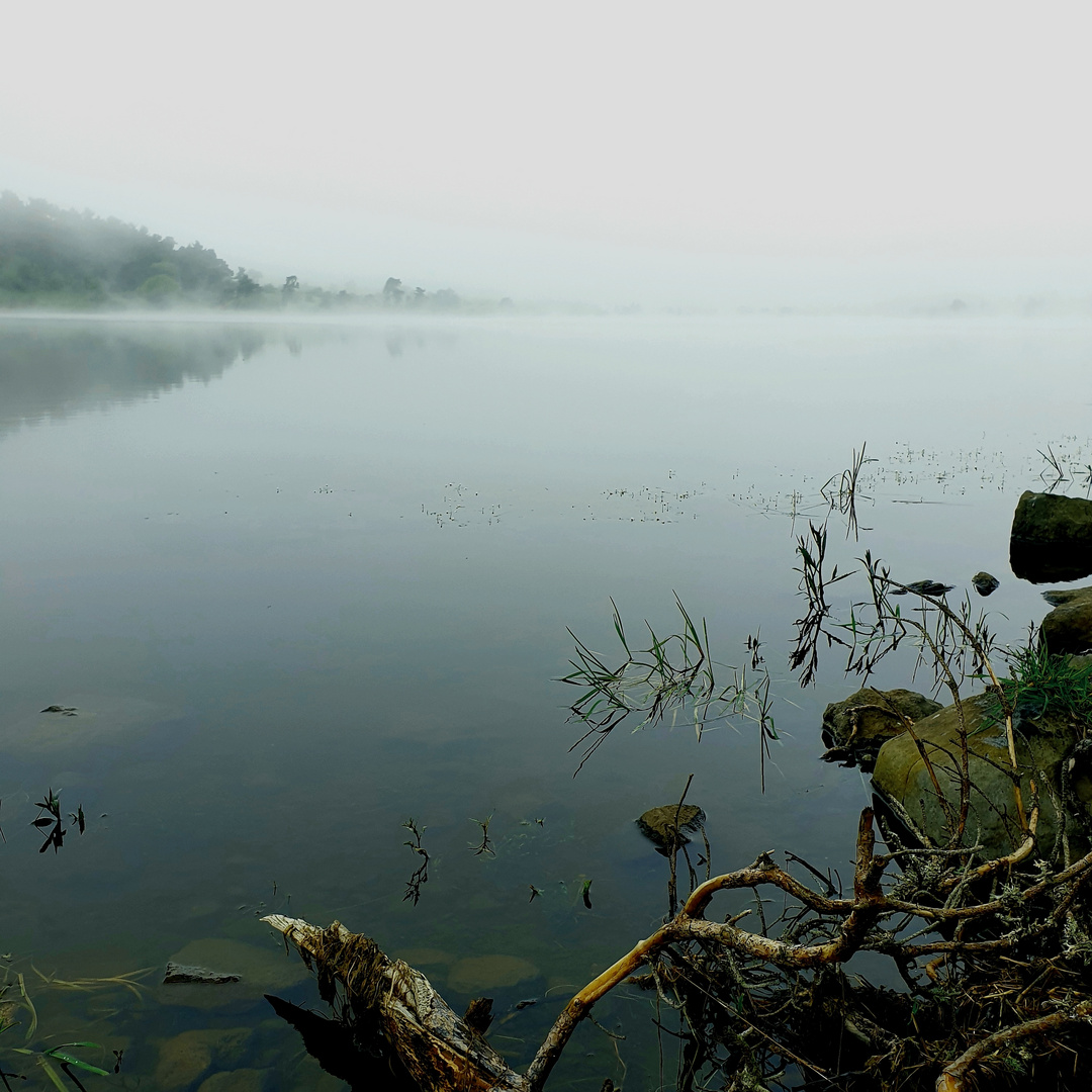 Le lac du pêcher un jour de pluie photo et image nature, montagne