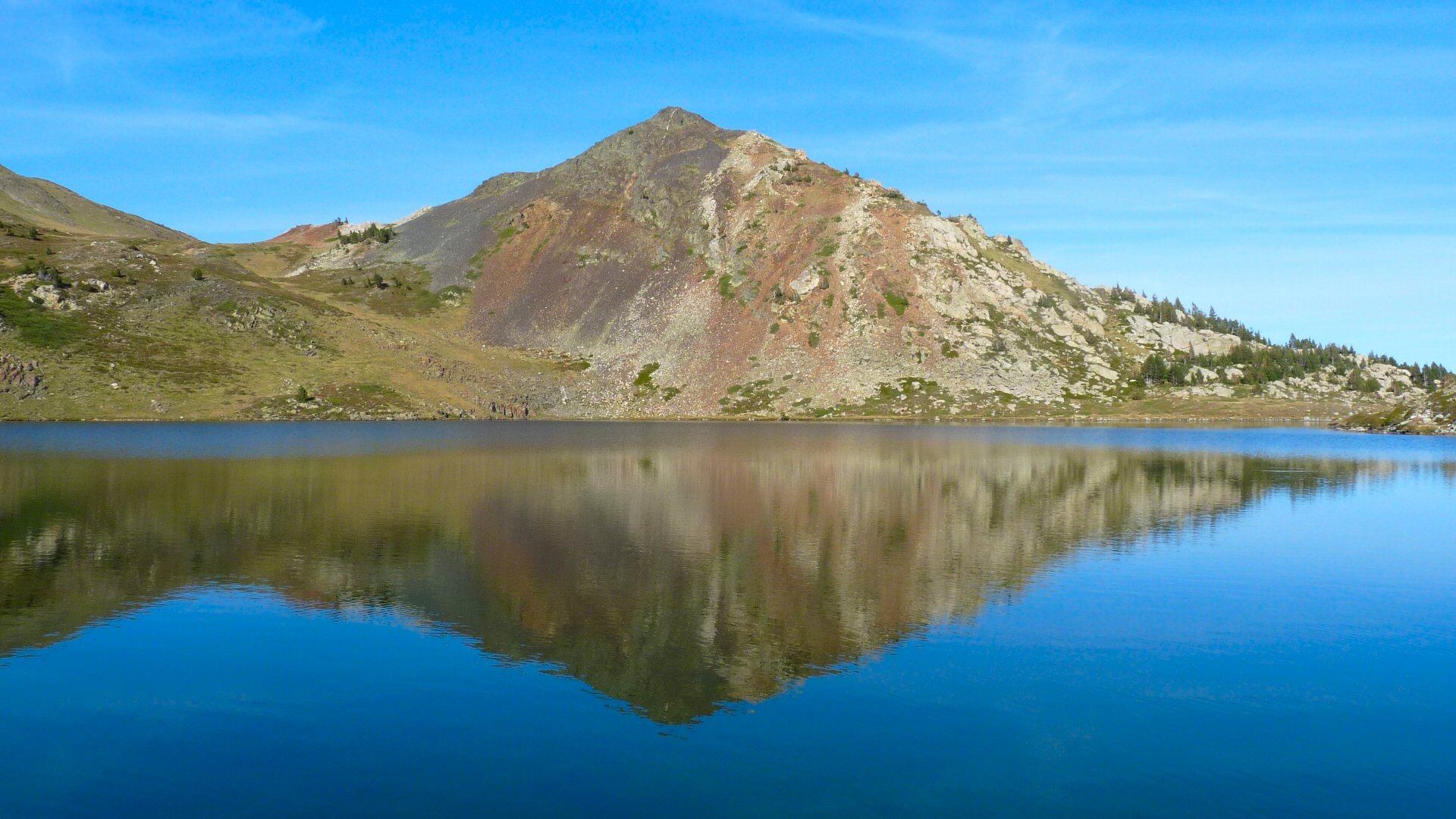 Le lac et le pic du Castella