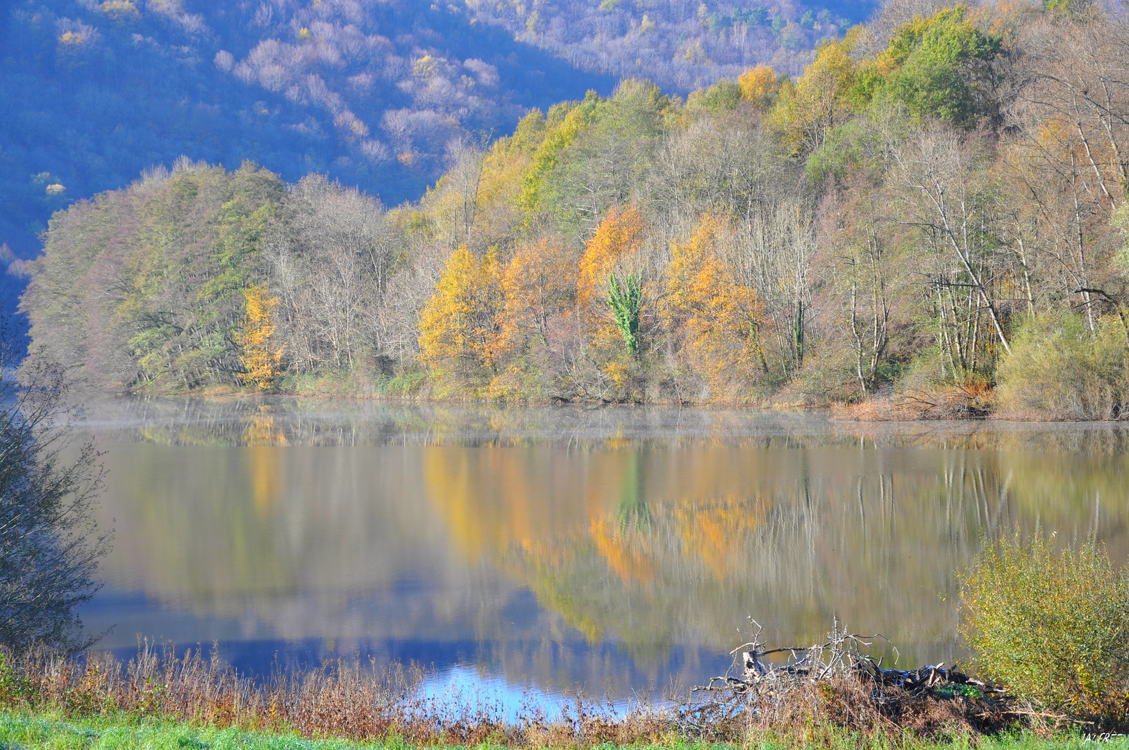 Le lac et ses reflets (Nord du Lot)