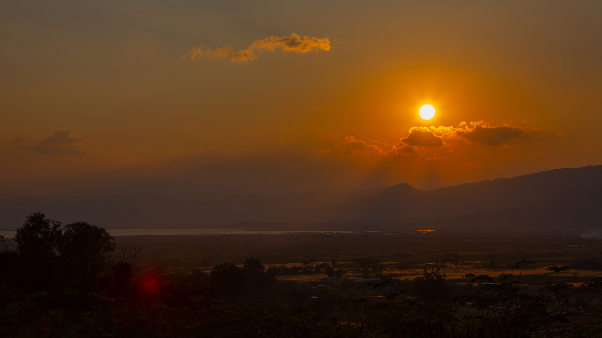 Le Lac Inle au coucher du soleil.