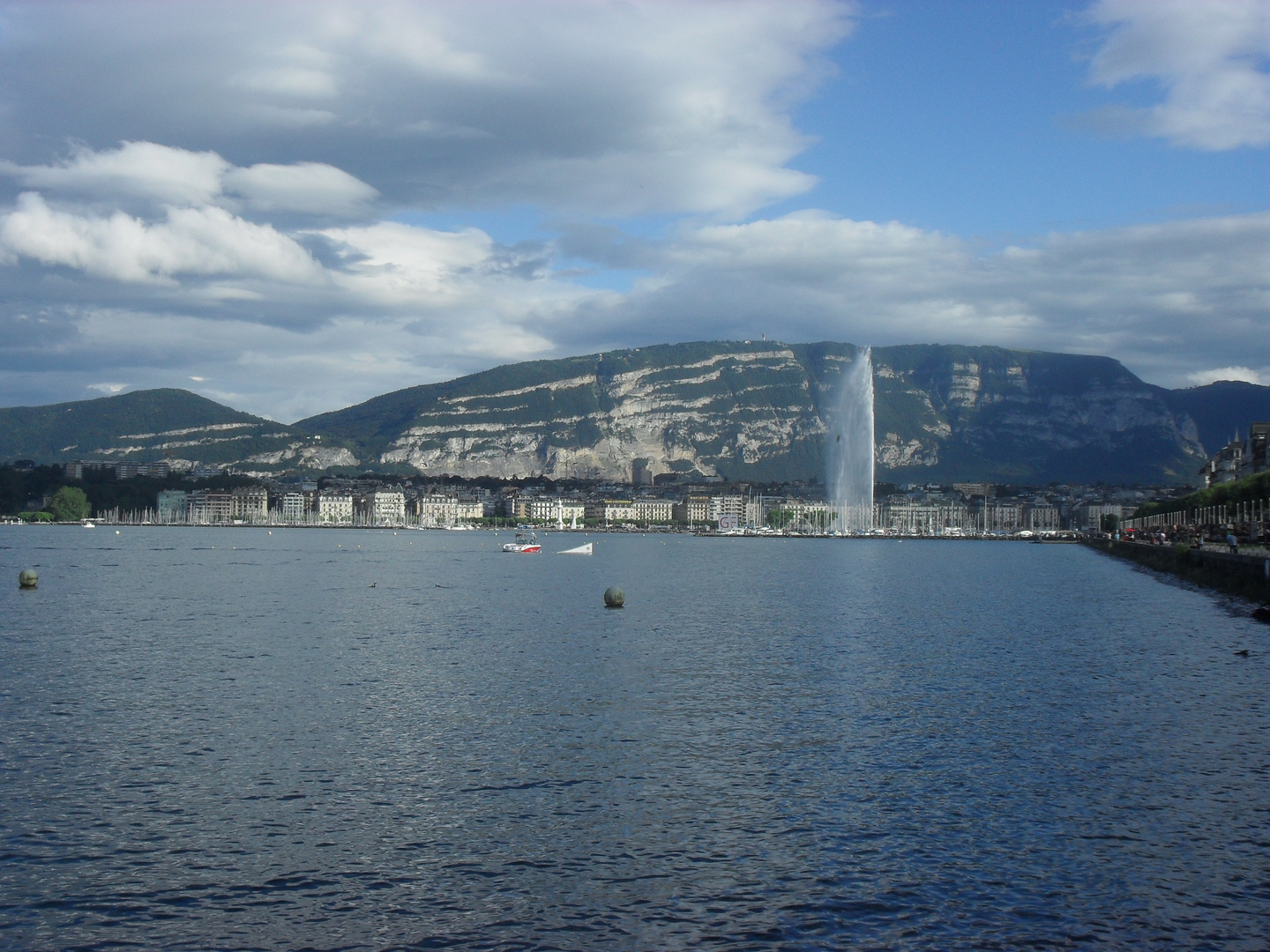 Le Lac Léman, le Jet d'Eau et la Montagne