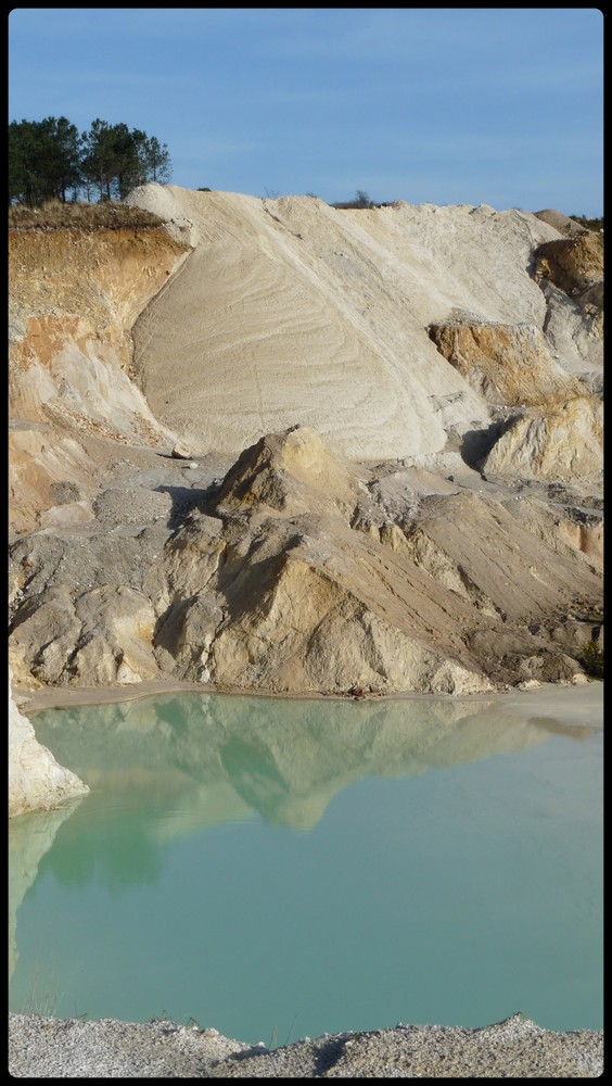 le lagon d'une carriére de kaolin