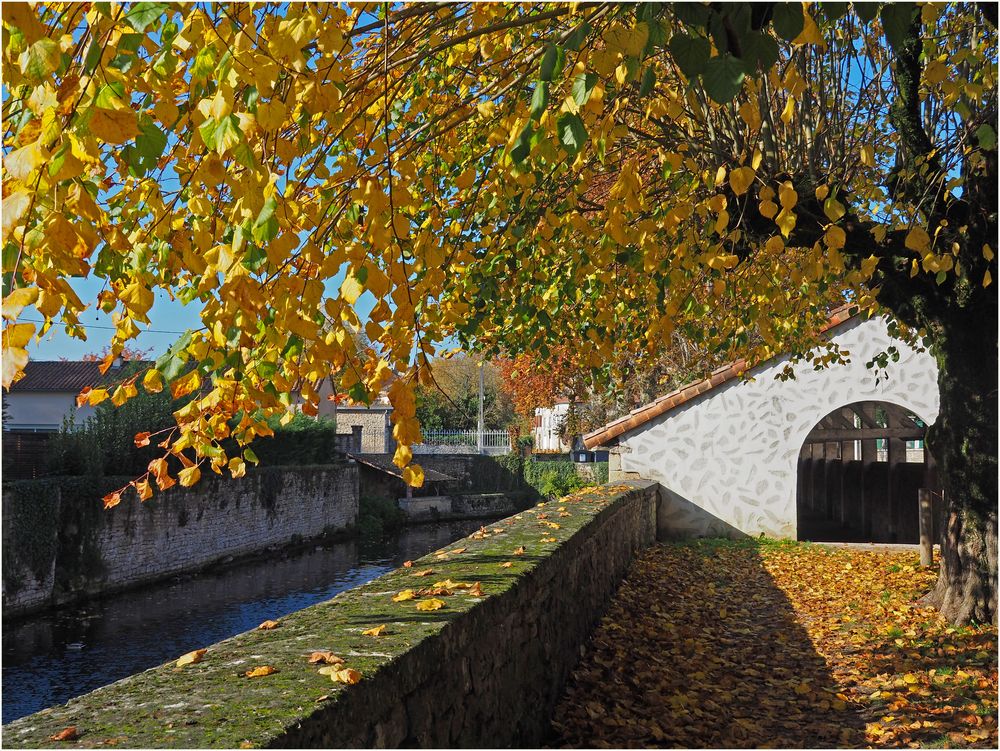 Le lavoir et le Lien, vus du côté est