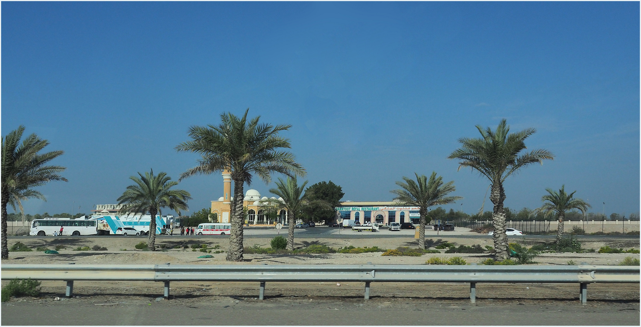 Le long de l’autoroute entre Dubaï et Abu Dhabi…