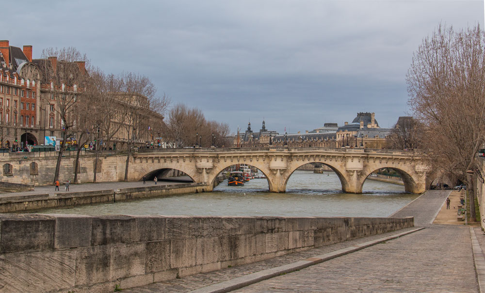 Le long des quais , coule la Seine .