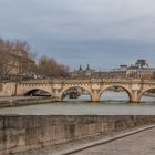 Le long des quais , coule la Seine .