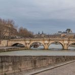 Le long des quais , coule la Seine .