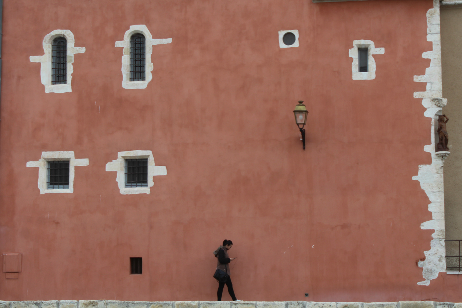 Le long du mur