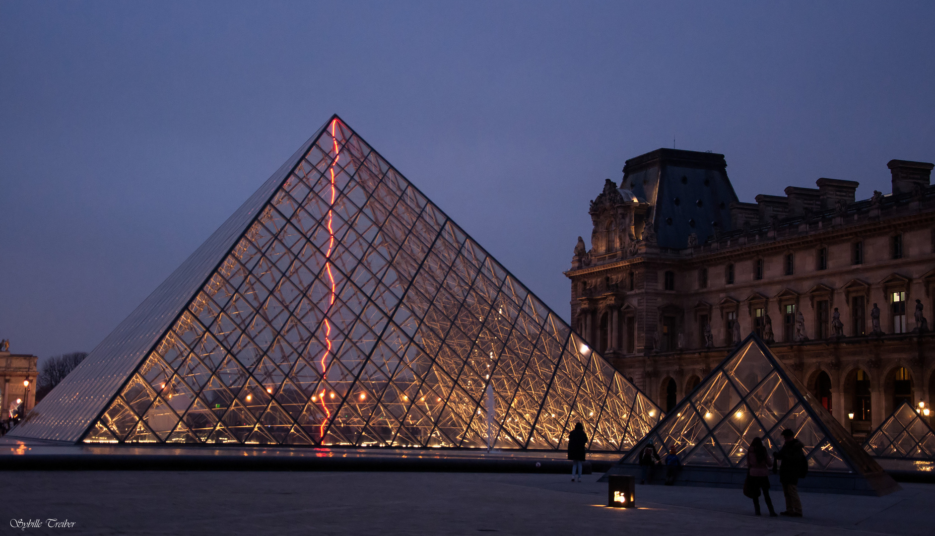 Le Louvre à l'heure bleue