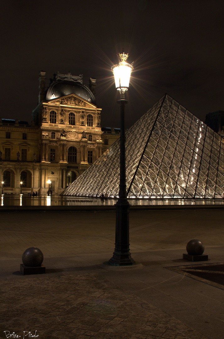Le louvre by night
