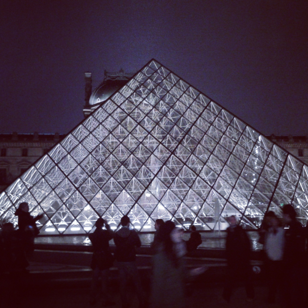 Le Louvre de nuit