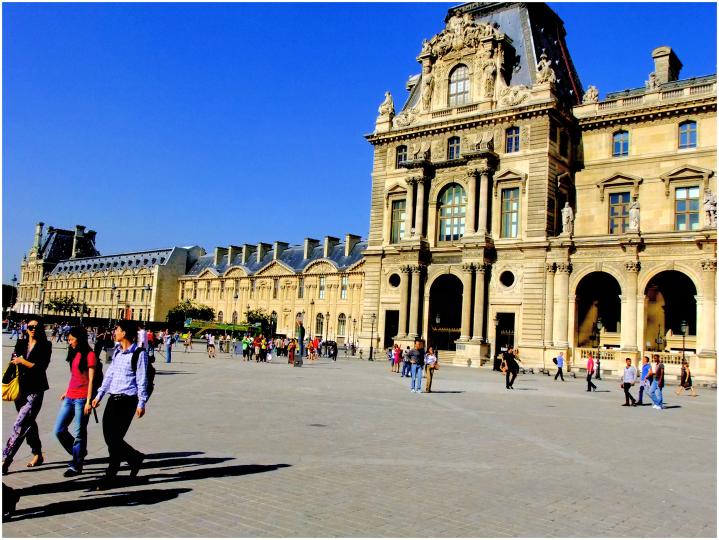 Le Louvre en marchant...