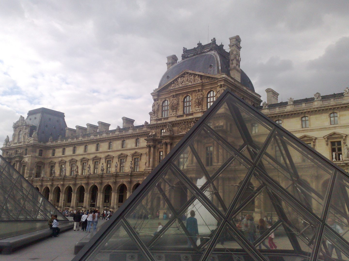 LE LOUVRE ET SA PYRAMIDE