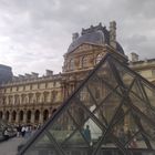 LE LOUVRE ET SA PYRAMIDE