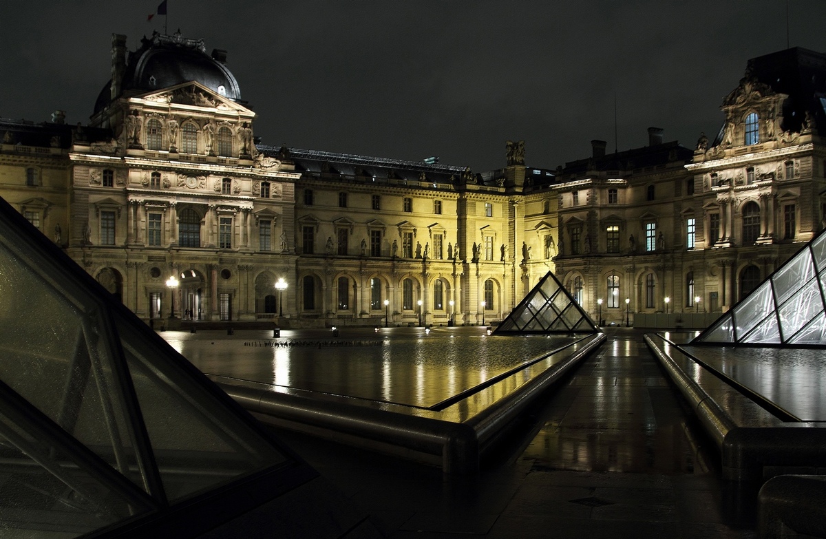 Le Louvre par temps humide