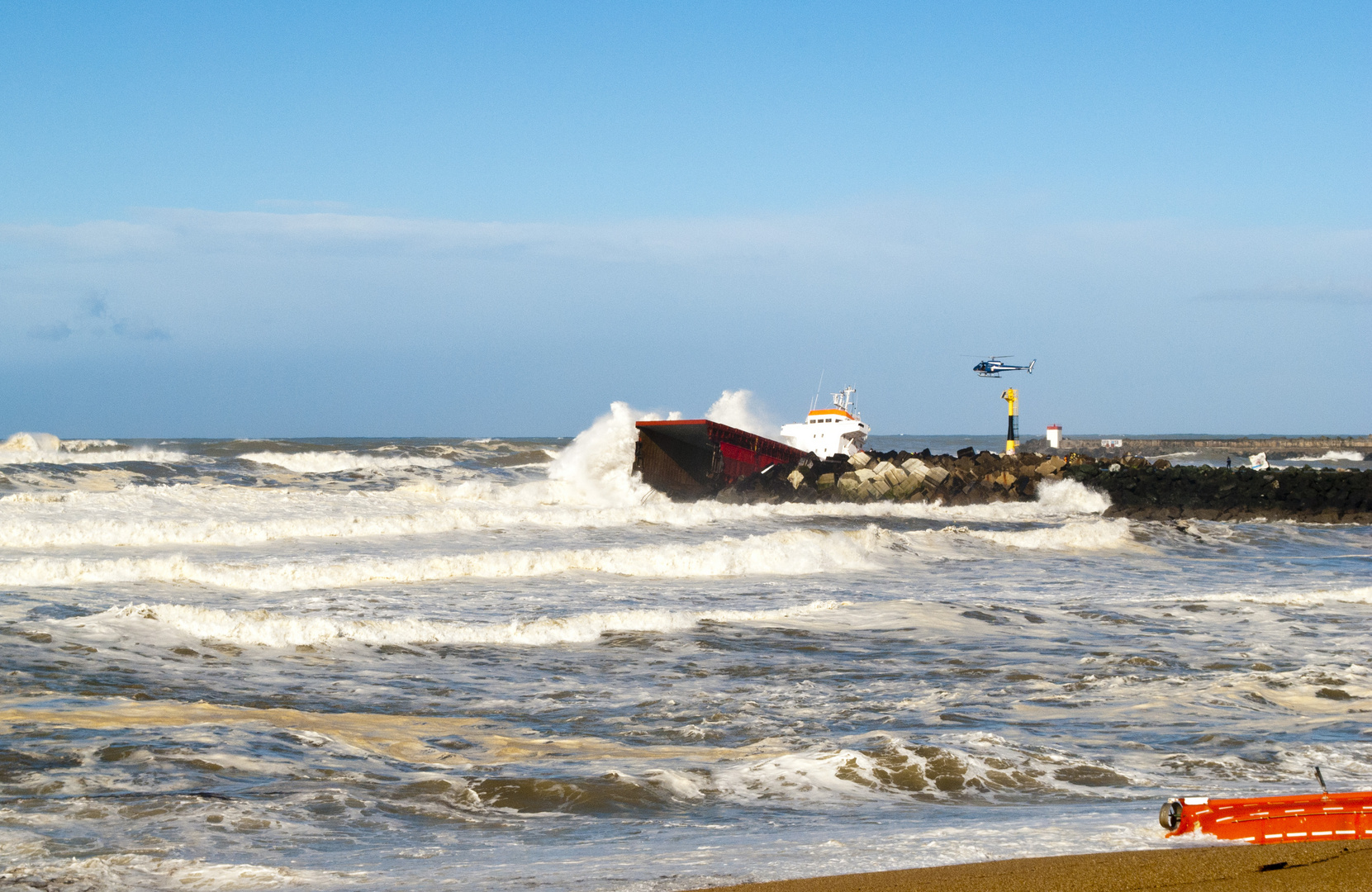 Le Luno fait naufrage à Anglet. L'arrière accroché à l'extrémité de la digue