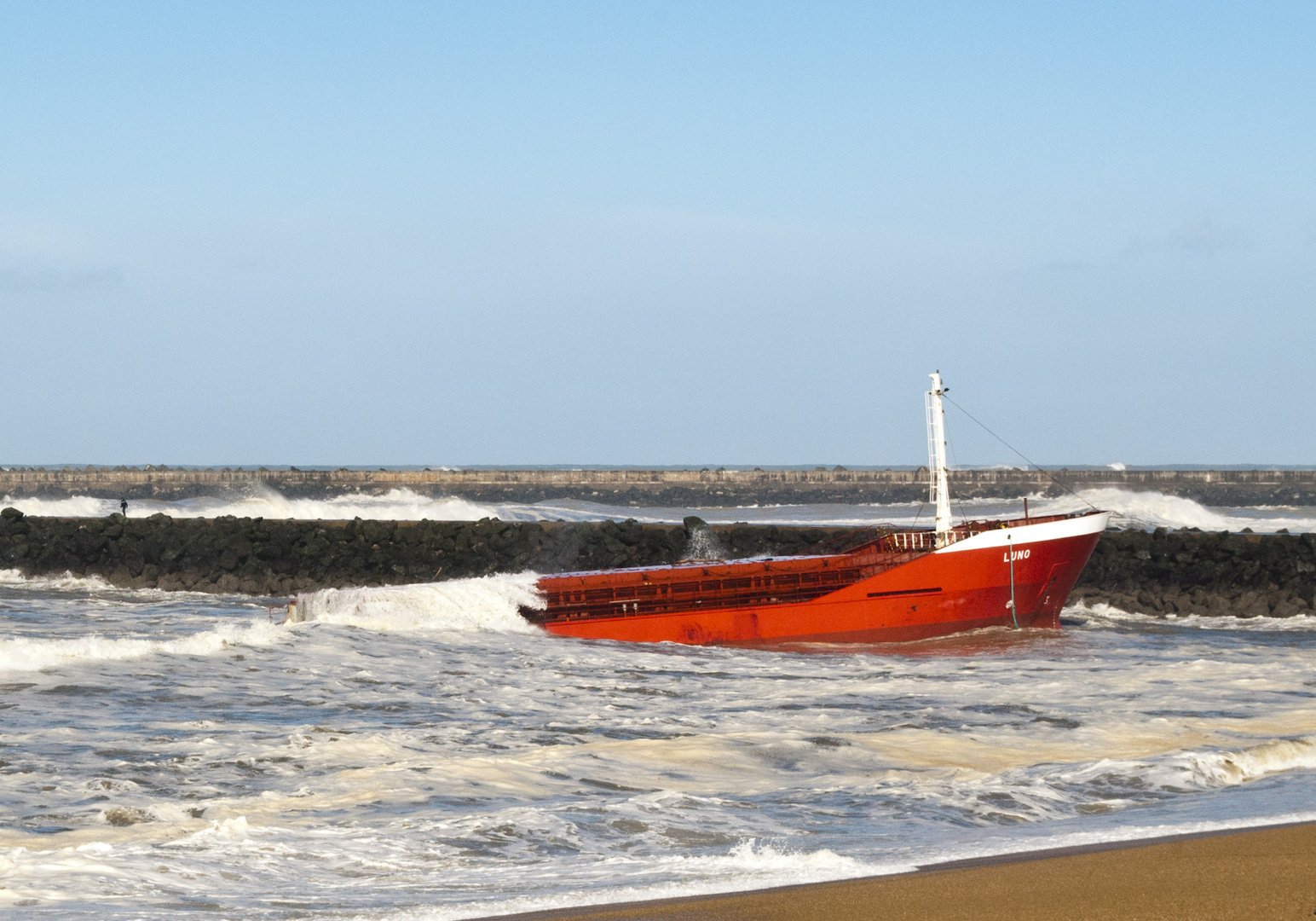 Le Luno fait naufrage à Anglet. L'avant échoué sur la plage