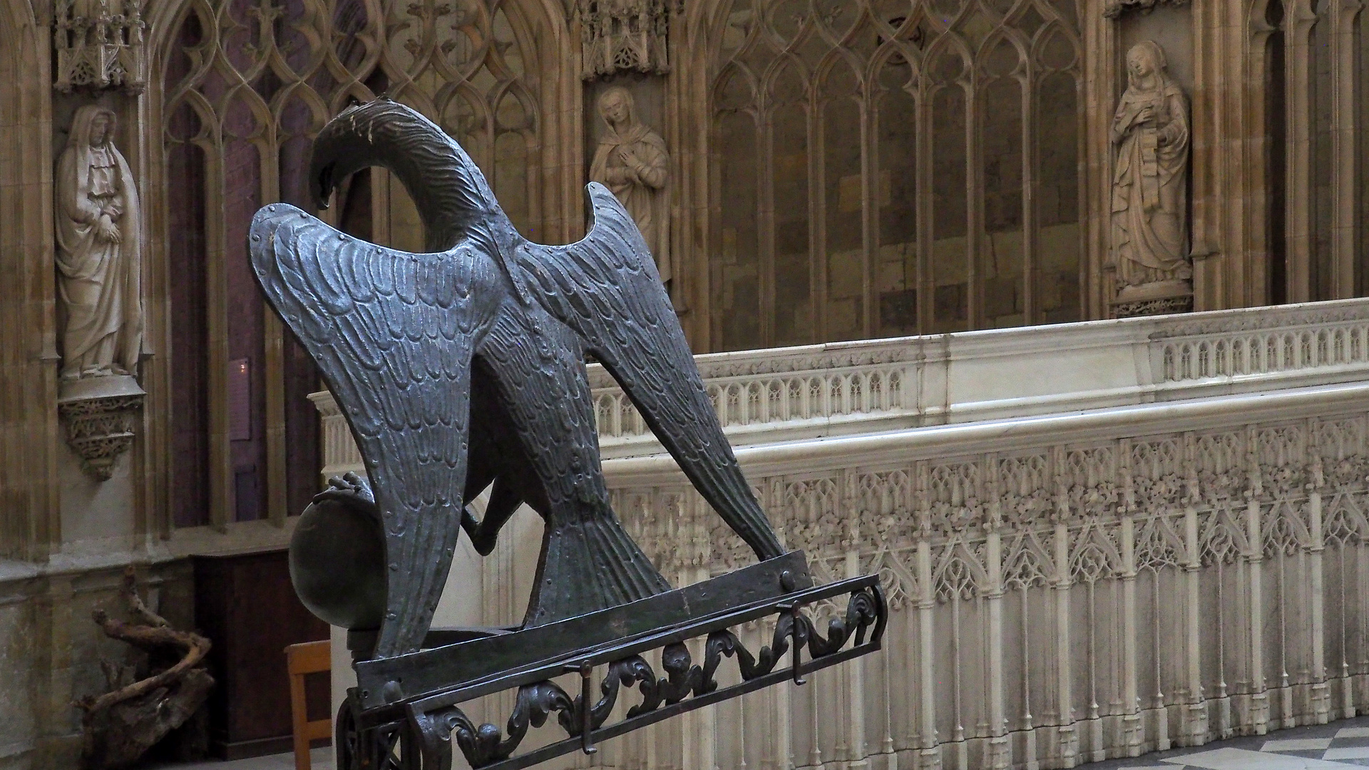 Le lutrin et l'autel de la Cathédrale Saint-Pierre