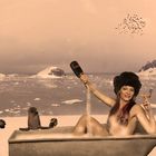 Le luxe, un bain bien chaud au champagne en antarctique