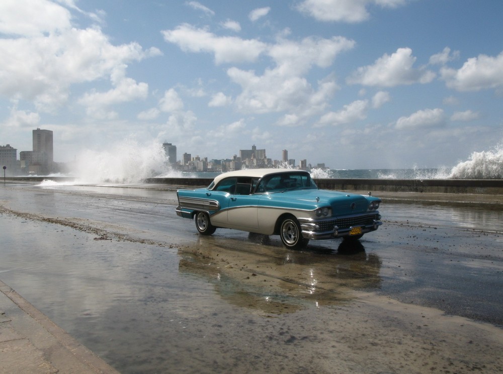 Le Malecon attaqué par les vagues