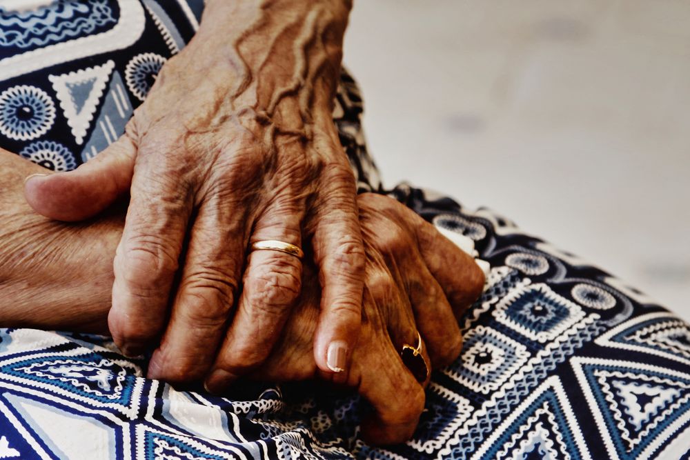 le mani di mia madre Foto Immagini reportage, essere anziani, mani Foto su le mani di mia madre Foto Immagini reportage, essere anziani, mani Foto su