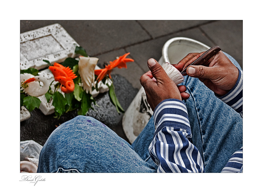 Le mani di un artista di strada