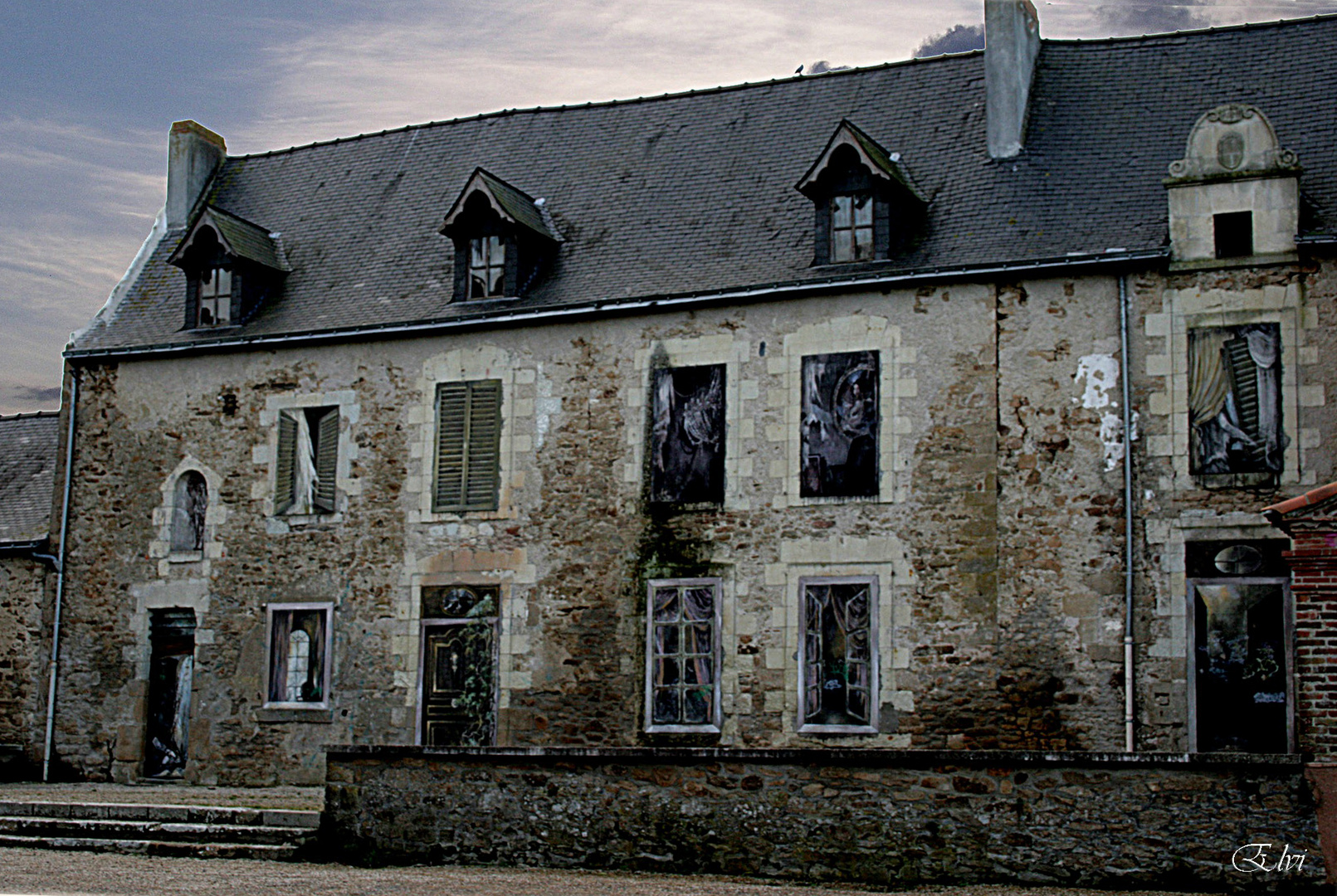 Le manoir aux portes peintes