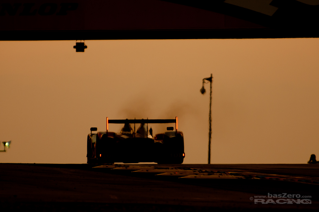 Le Mans 2010 - Gesamtsieger Audi R15 plus #9 in der Morgendämmerung beim Dunlop Bogen