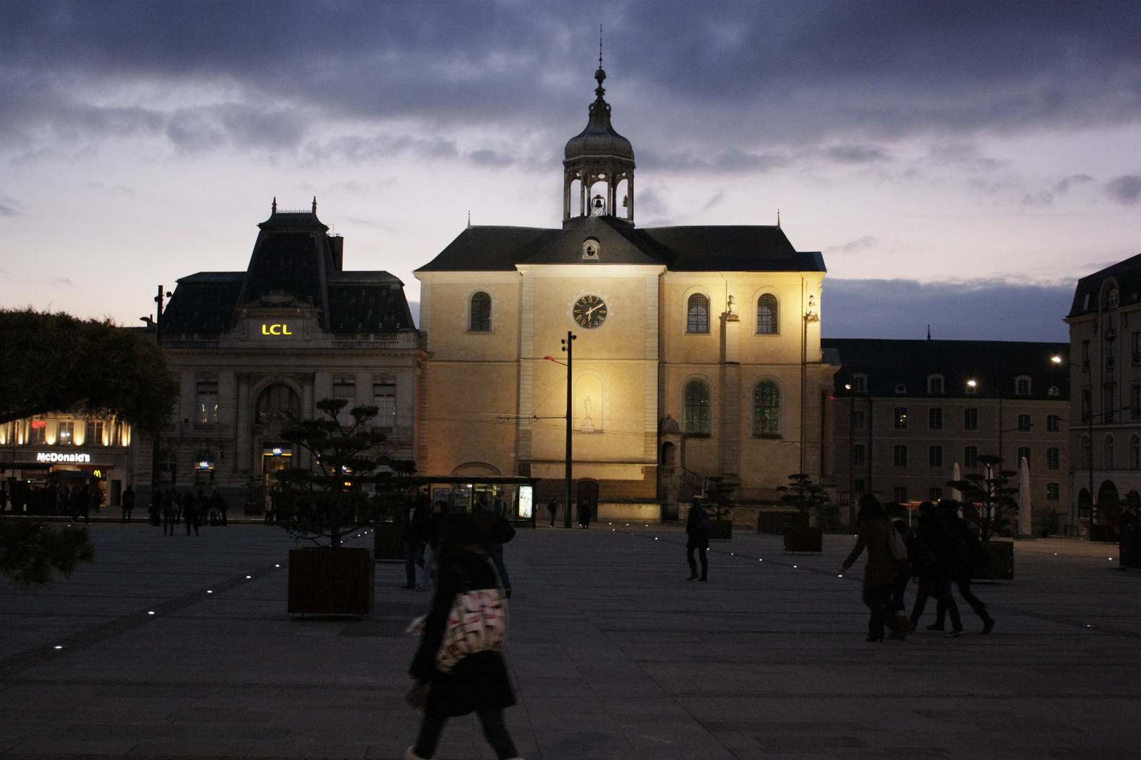 Le Mans toujours à la tombée de la nuit