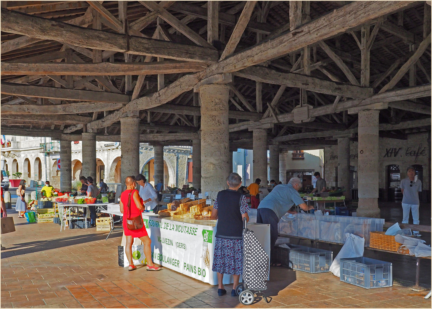 Le marché sous la halle de Mauvezin (Gers)