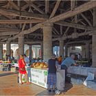 Le marché sous la halle de Mauvezin (Gers)