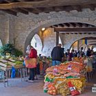 Le marché sous les arcades