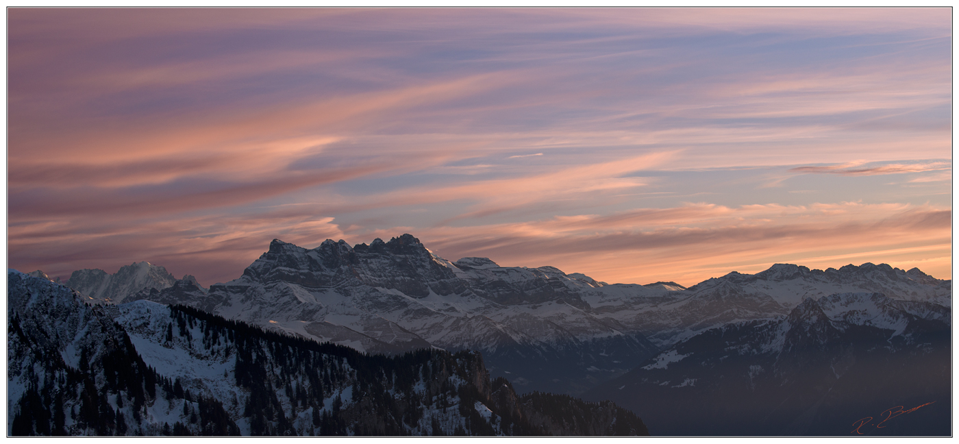 Le massif des Dents du Midi au soleil couchant