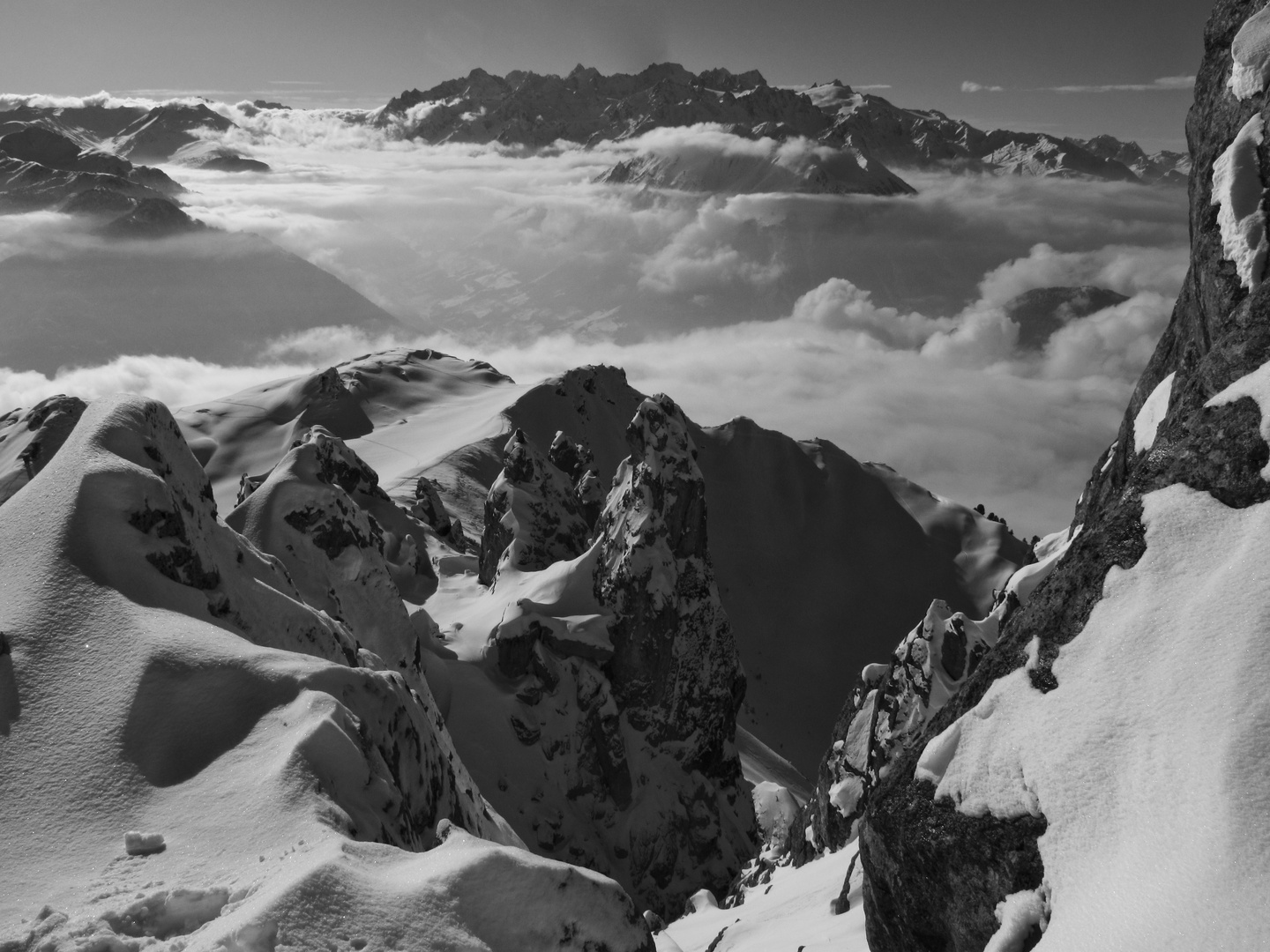 le massif du mont blanc dans le fond