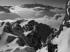 le massif du mont blanc dans le fond