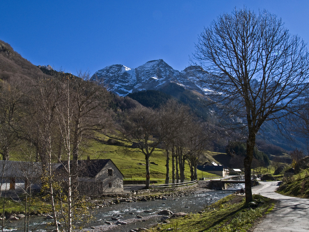 Le massif du Mont-Perdu, le Cirque de Gavarnie et le Gave