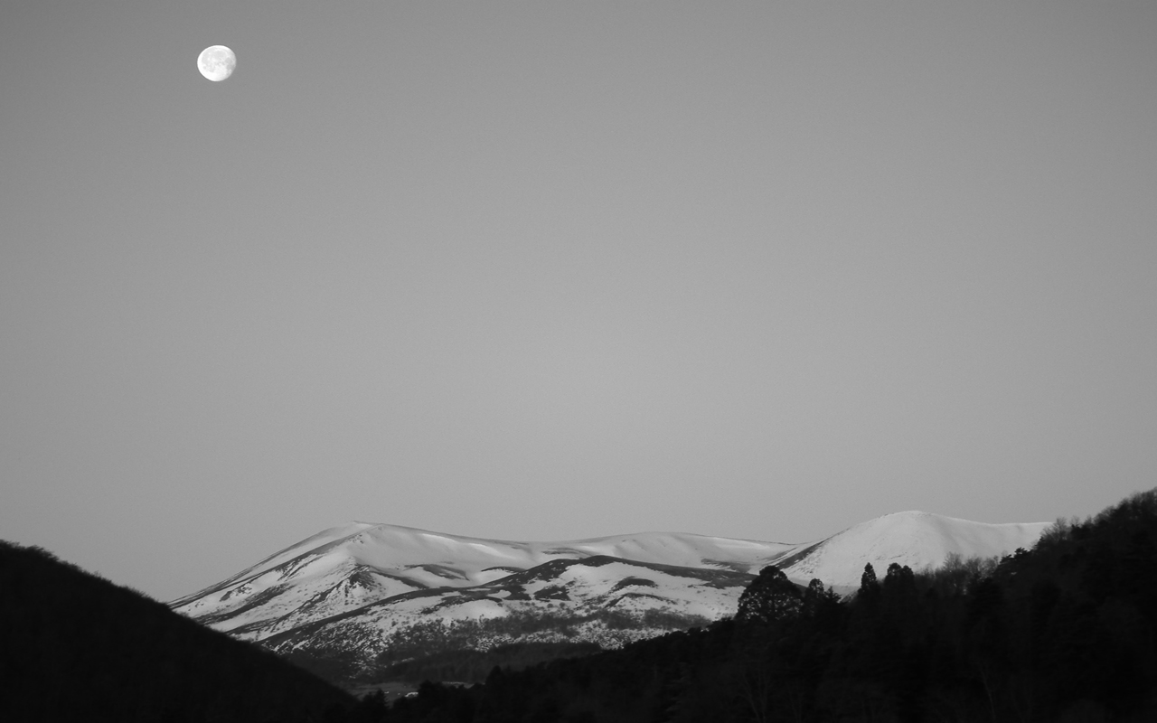 Le massif du sancy sous la lune