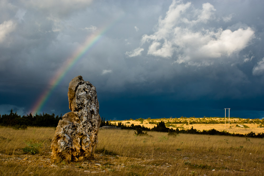 Le méhir et l'arc-en-ciel