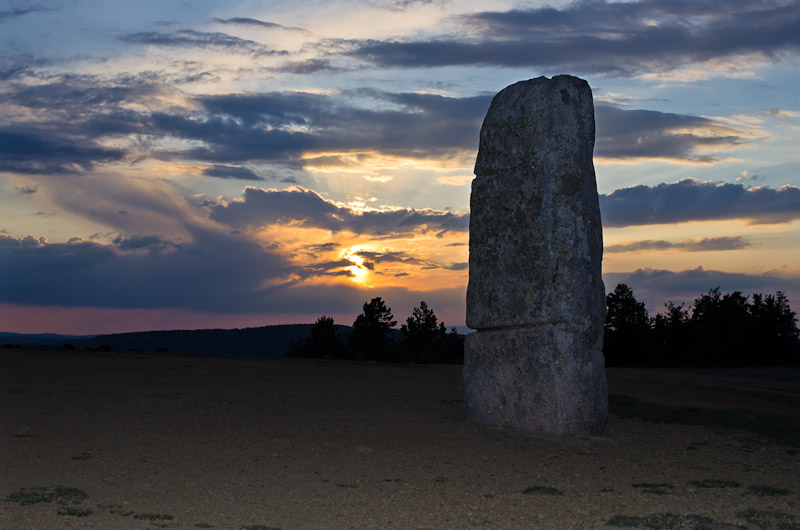 Le menhir et le coucher de soleil