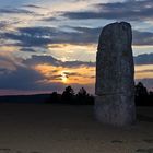 Le menhir et le coucher de soleil