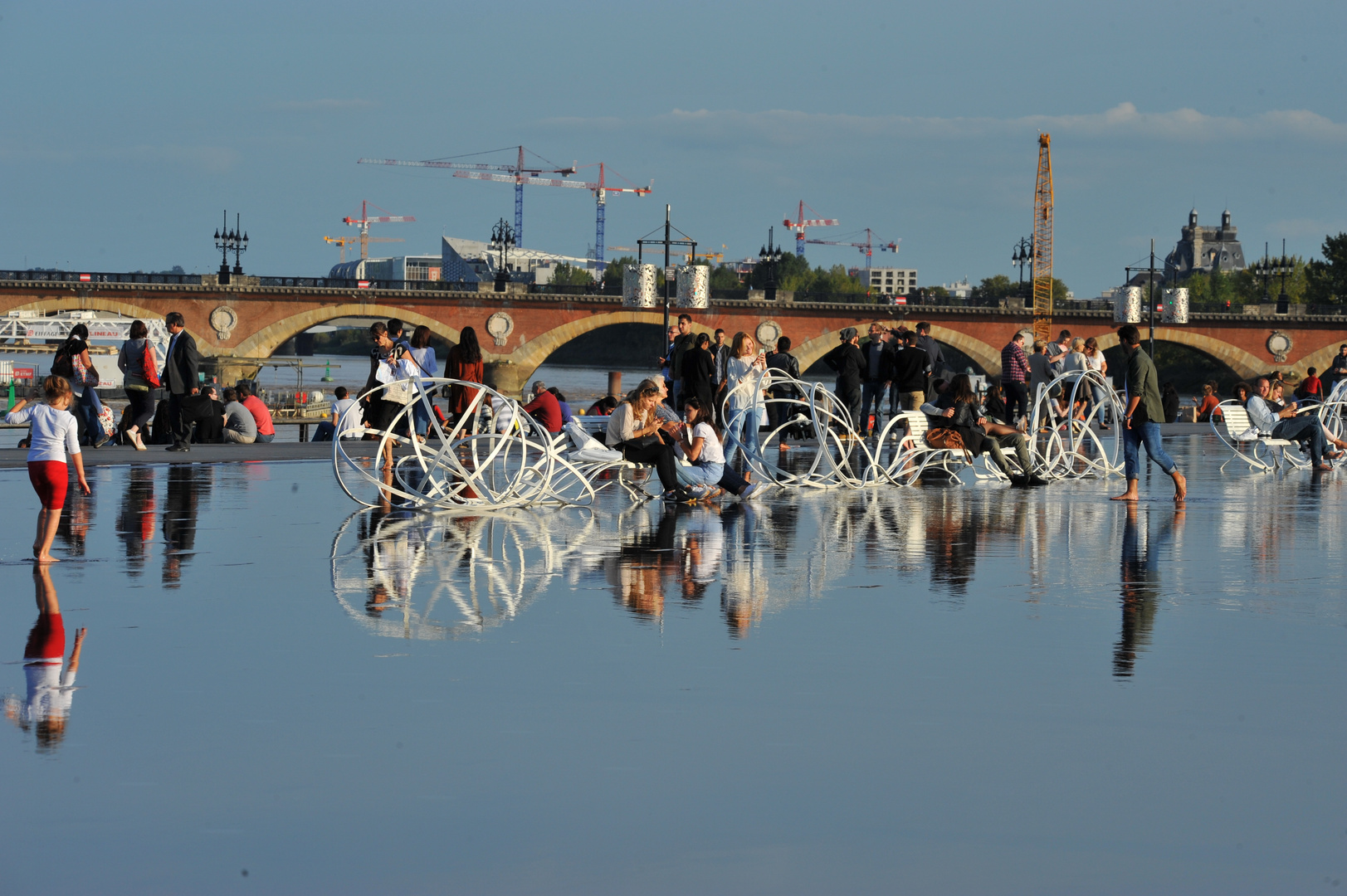 le miroir d'eau, le pont de pierre et les grues (non volantes ) ahah 