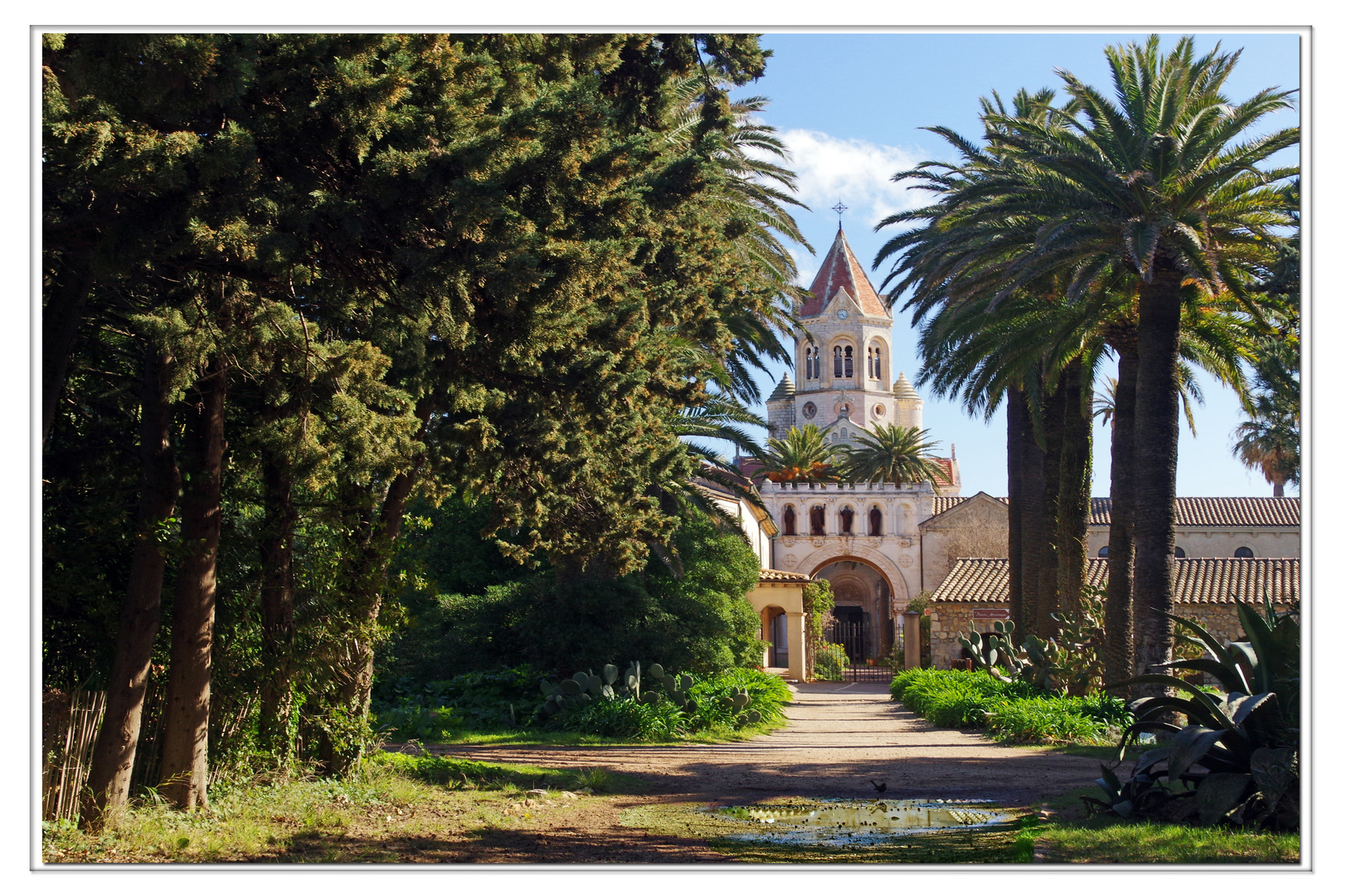 le monastère et au premier plan la flaque