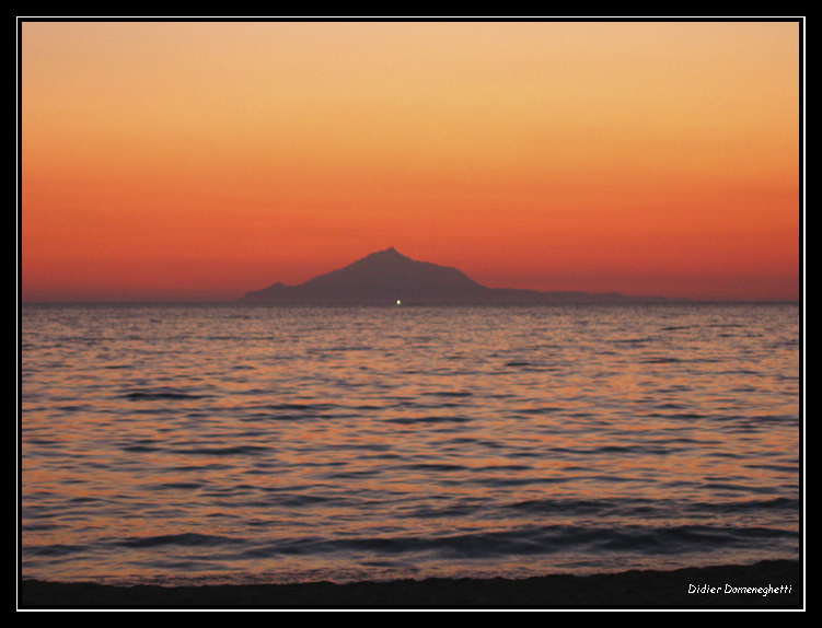 Le mont Atos vu depuis l'île de Lemnos en Grèce