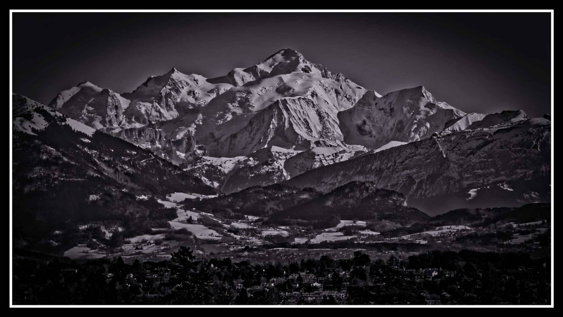 Le Mont-Blanc, vu depuis la côte Suisse du Lac Léman.