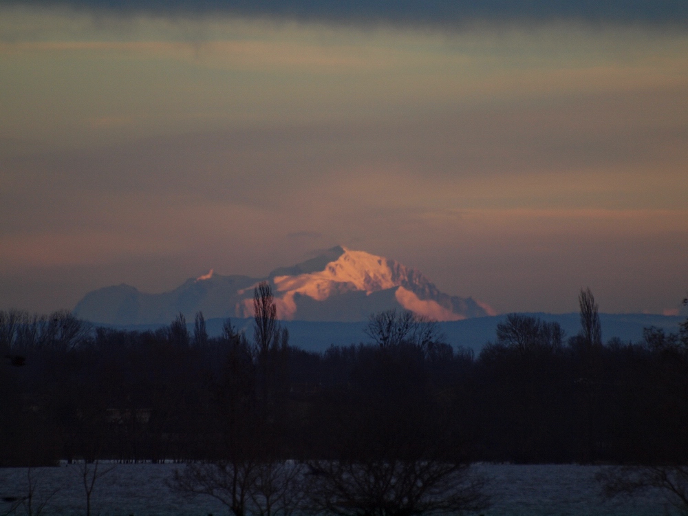 Le mont blanc vu du bord de la sâone