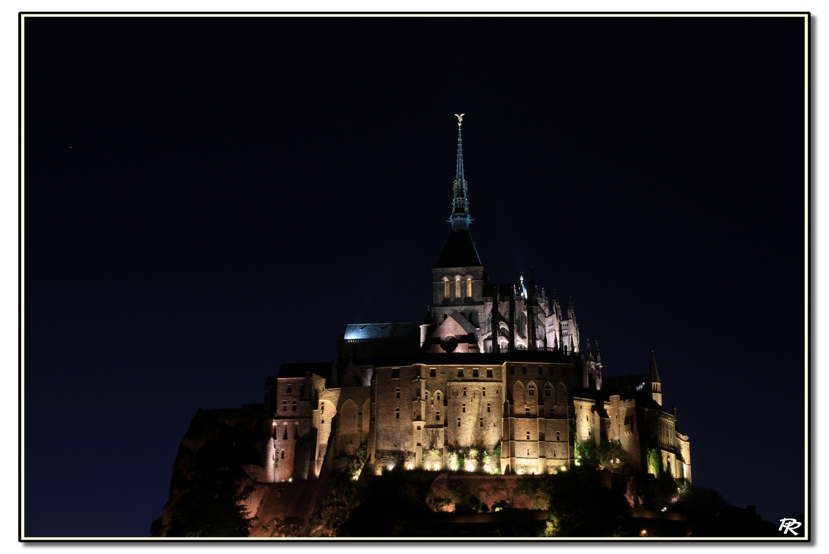 Le mont by night