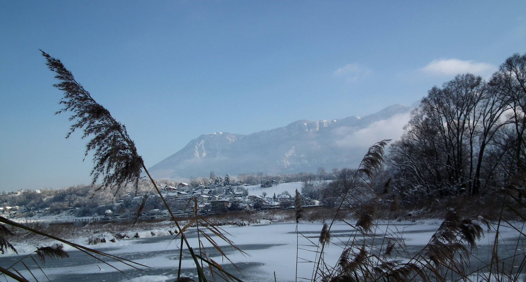 Le Mont Revard depuis le lac du Bourget