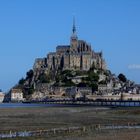 Le Mont-Saint-Michel et sa baie.